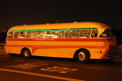 souvenir bus night